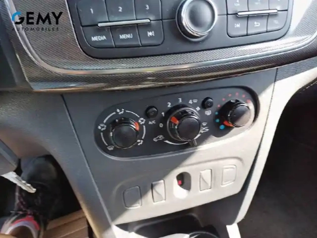 Dacia Sandero sce 75 — photo 16