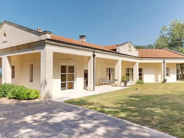 En Périgord Noir, sur les hauteurs de Terrasson-la-Villedieu, importante maison contemporaine de trè