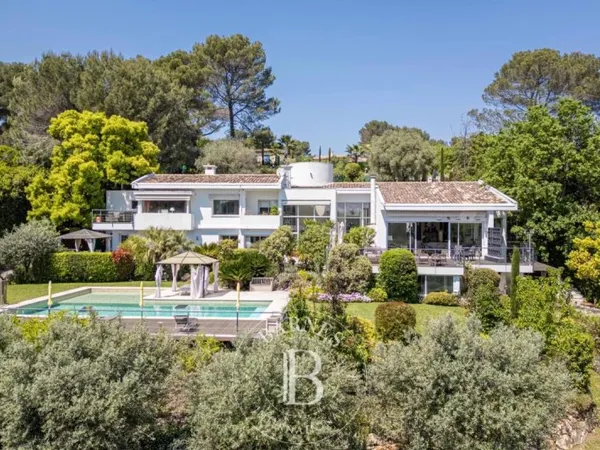 Valbonne - Domaine fermé - Exceptionnelle propriété au calme avec maison d'amis à 3 minutes du villa