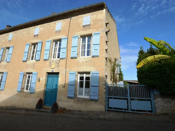 A vendre, Gers : Ancien presbytère entièrement rénové au coeur d'une belle bastide historique, 5 cha