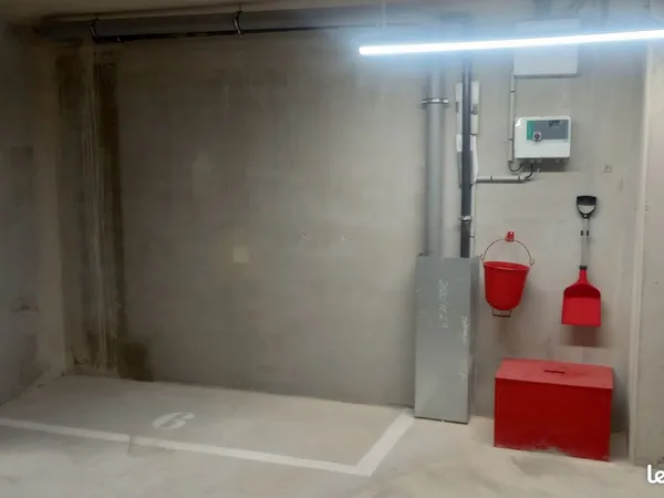 Parking moto sécurisé proche métro Charenton Écoles 65 cc