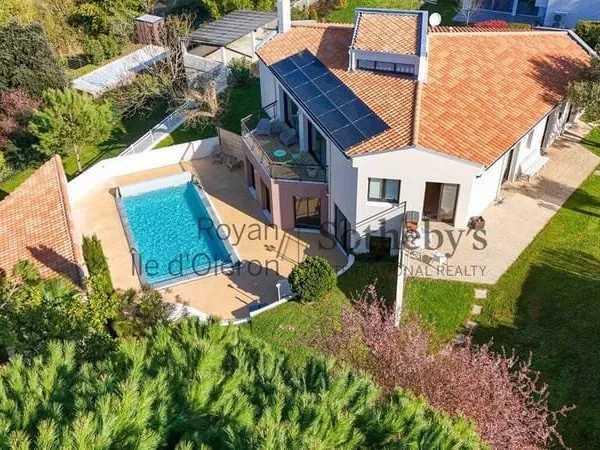 Maison 10 pièces 304 m²