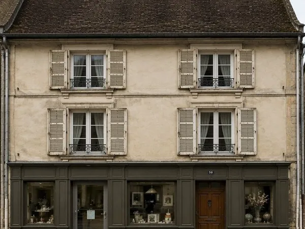 Maison avec murs commerciaux