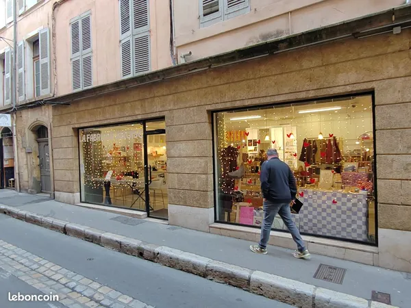 Local Commercial 140 m2 + caves - Aix Centre - 11m de vitrine - Rare