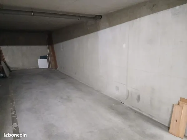 Loue emplacement parking