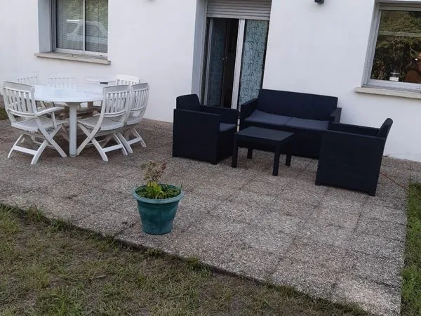 Jolie appartement de 88m2 plus 230m2 de terrain privé constituant jardin, terrasse, parking