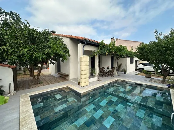 villa de plain-pied avec piscine