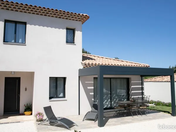 Découvrez cette maison neuve à haute performance énergétique, alliant confort moderne et économies a