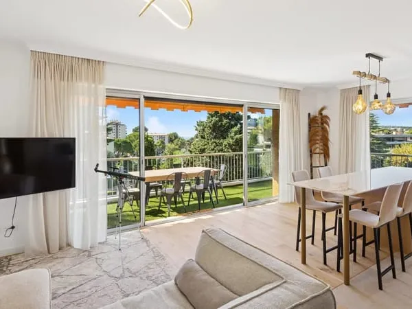 Appartement 3 pièces entièrement rénové avec vue mer - Le Cannet