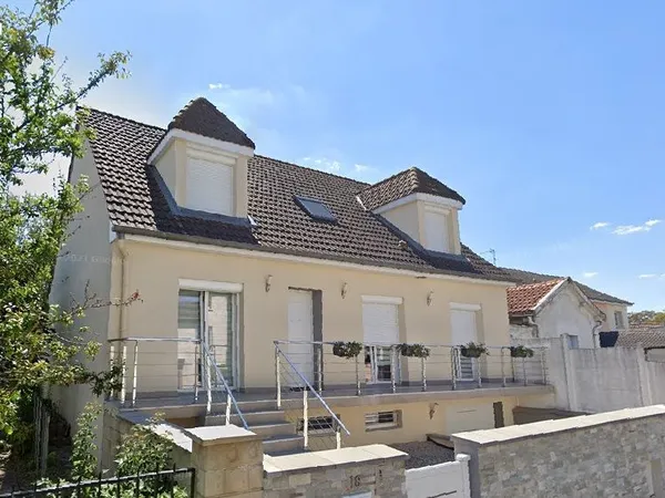 Maison standing T7 140m² avec sous-sol et jardin sans vis-à-vis à -10mns en tram du centre-ville de 