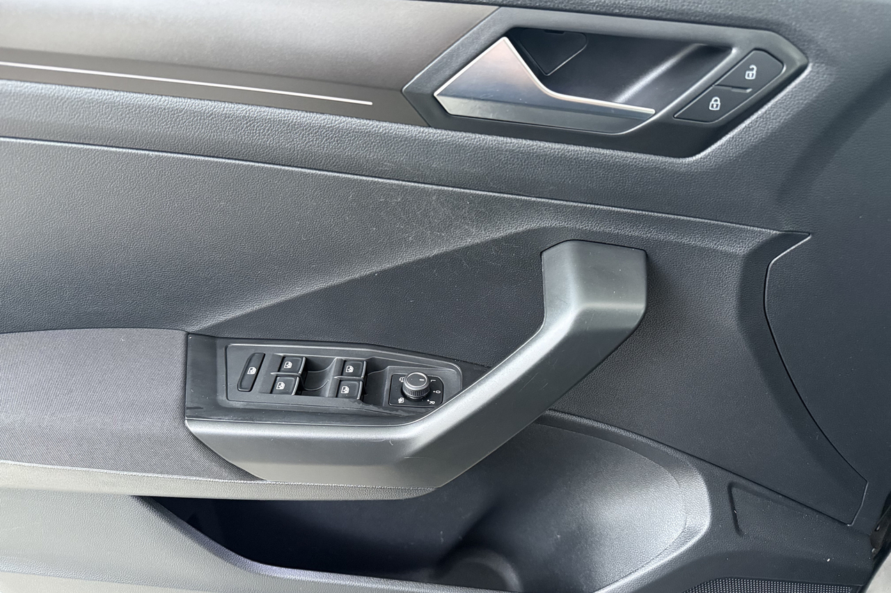 Volkswagen T-Roc — photo 16