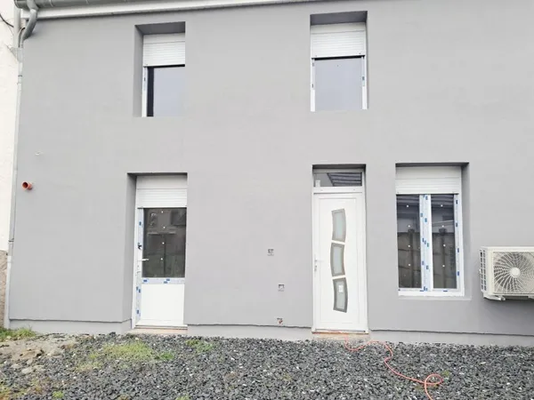 Maison entièrement rénovée 2 chambres avec jardin et garage.