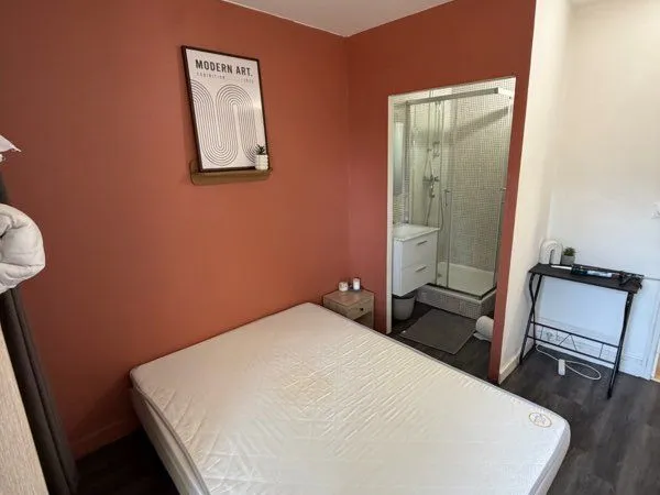 Chambre en colocation avec salle d'eau privée dans la chambre