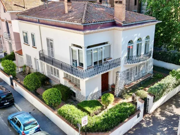 Villa 9 pièces 261 m²