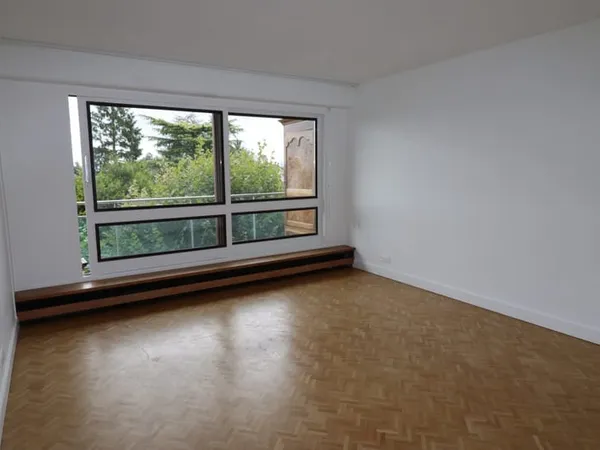 DEUX PIECES AVEC BALCON