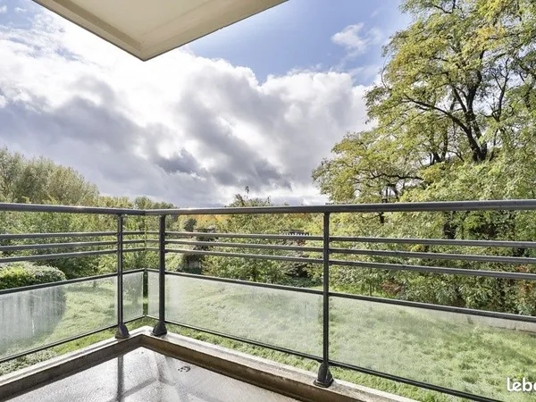 Appartement T3 rafraîchi de 64 m² avec terrasse et double parking