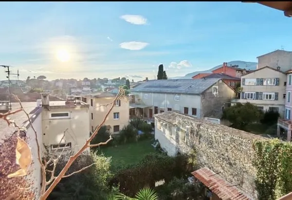 VENCE MAISON DE VILLAGE AVEC TERRASSE ET GRANDE CAVE VOÛTÉ