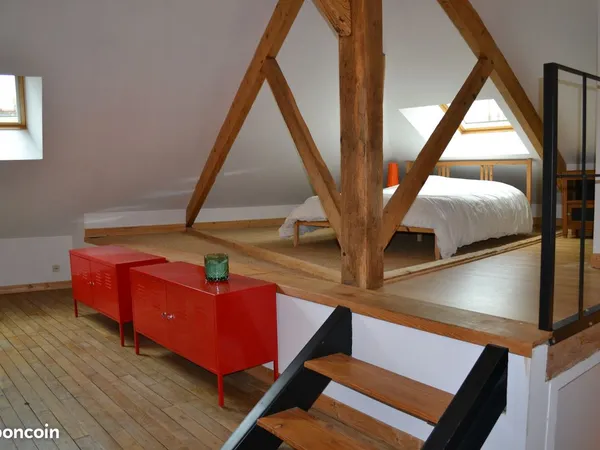 Studio meublé refait récemment, en plein centre ville et au calme