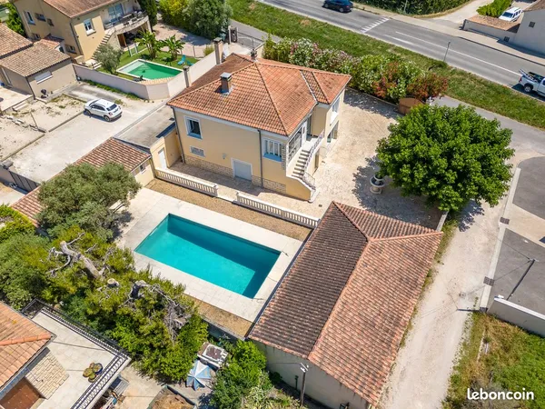 Villa traditionnelle avec piscine et dépendances
