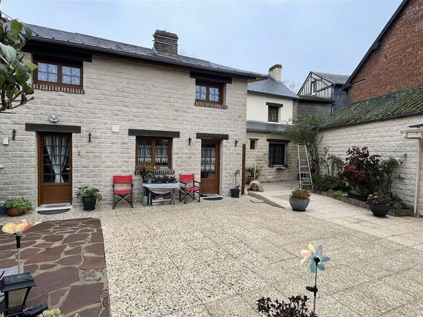 Au coeur d'un charmant village typique de Normandie, découvrez cette belle propriété en briques à l'