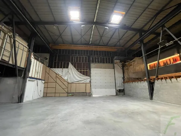 Local industriel 1409 m²