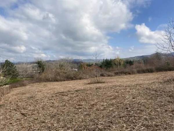 Terrain à bâtir de 600m² à Saint-Julien-de-Coppel