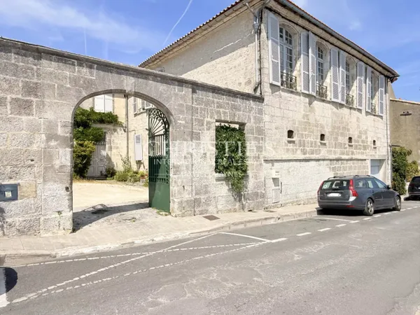 Aile privée d'un hôtel particulier historique sur les Remparts d