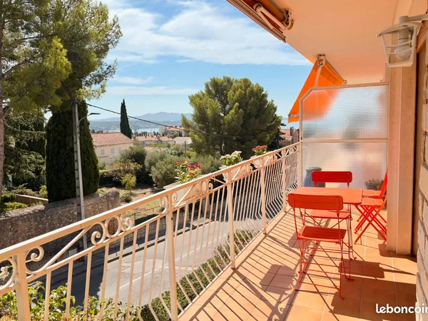 BANDOL - T3 entièrement rénové - Dernier étage - Terrasse vue mer
