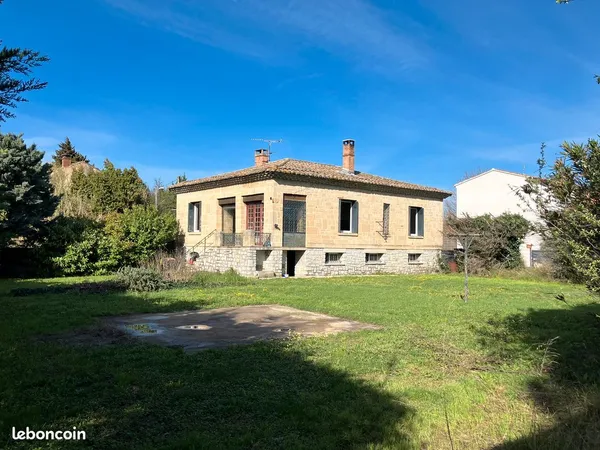 Maison en pierre de taille sur terrain constructible