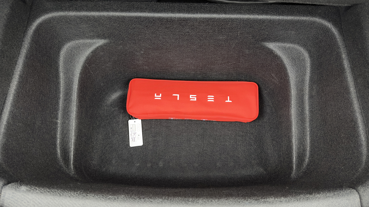 Tesla MODEL Y Long Range RWD — photo 32