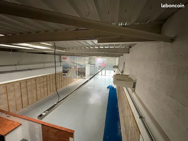 Local commercial 190 m²