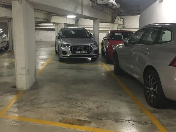Loue Centre Cannes place parking sécurisé sous-sol badge clé Cannes Forville