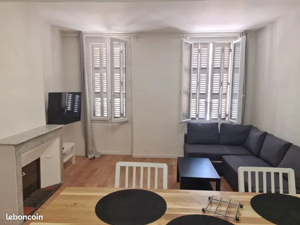 Studio meublé à toulon - vue mont faron - bail étudiant