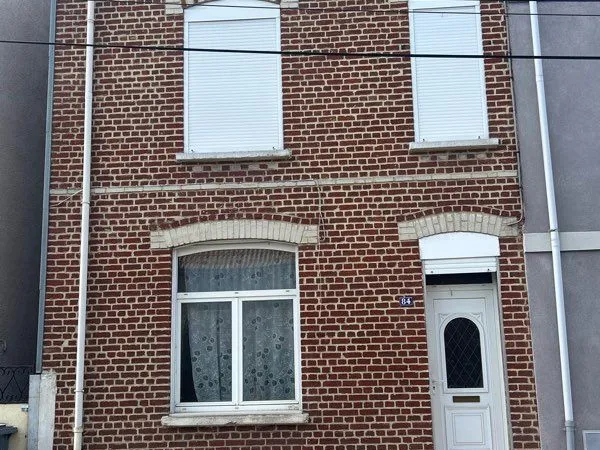 Maison semi-mitoyenne à rénover avec terrain et combles aménageables