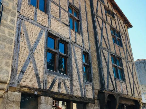Bâtisse médiévale du XVème avec local commercial