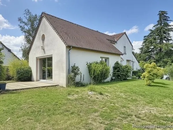 Maison avec grand espace de vie et 2 chambres de plain pied.