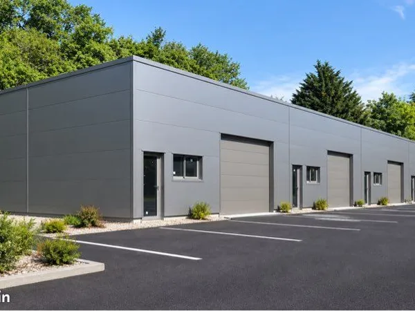 À louer local d'activité neuf avec parking - idéal artisans, stockage, PME
