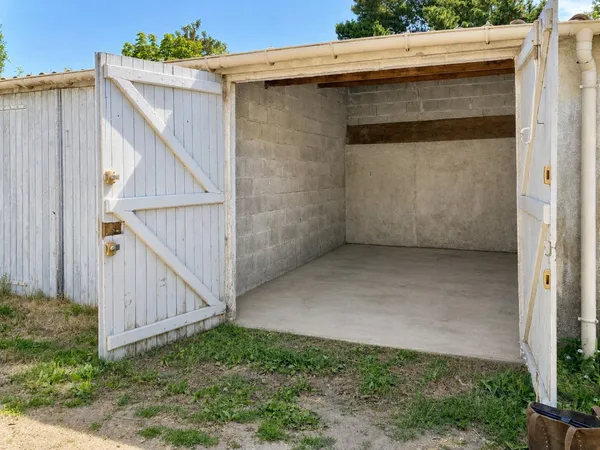 Garage box fermé - 14 m² - Sans aucune charge - Boulevard de la Fraternité