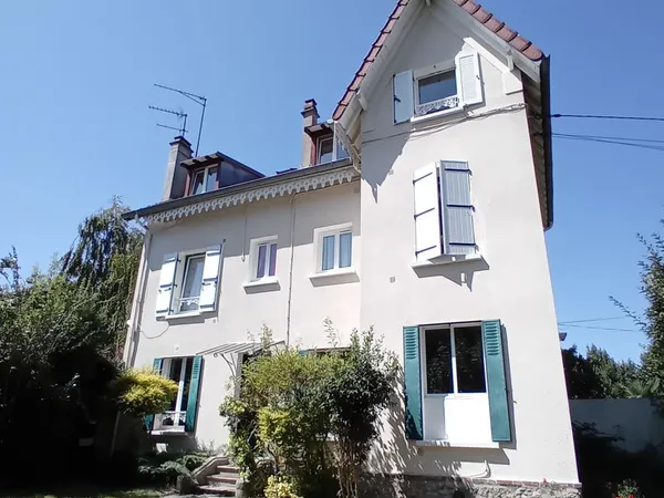 Saint leu la forêt centre ville : T2 25 m2 de standing meublé à neuf + bureau/studio 15 m² - Jardin 