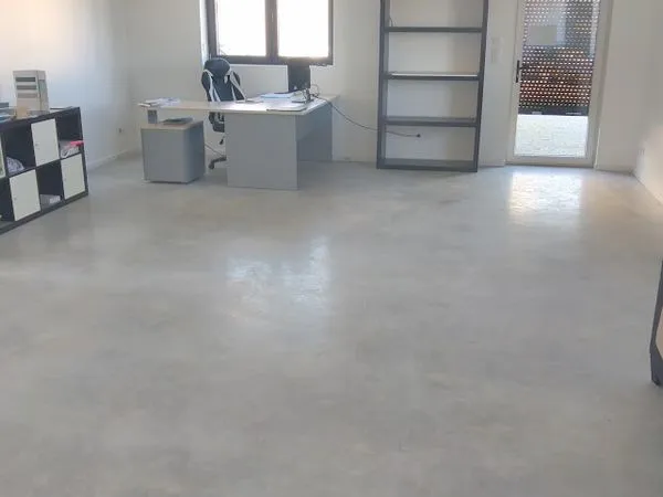 Local d'activité avec bureau isolé
