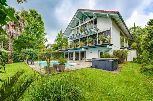 Maison 8 pièces 300 m²