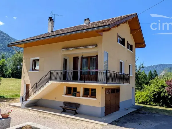 Maison familiale 9 pièces sur terrain de 1821 m2