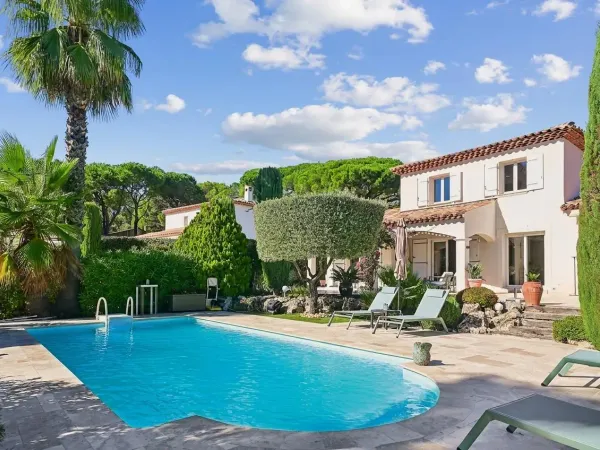 Maison contemporaine rénovée à Saint-Raphaël, entre mer, nature et art de vivre azuréen