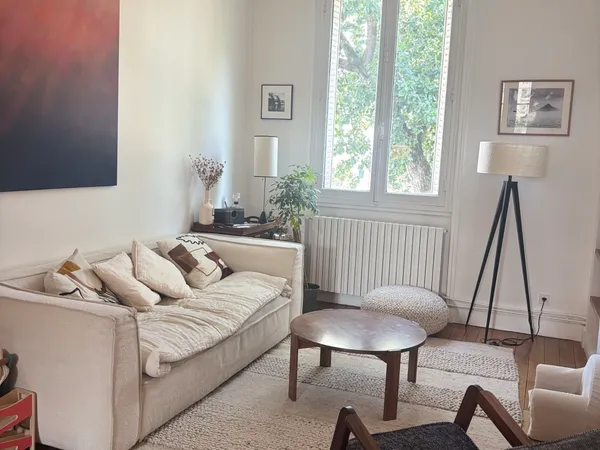 Appartement de 74,5 m² récemment rénové avec vue Canal Saint-Martin, 2 chambres, ascenseur, cour à v