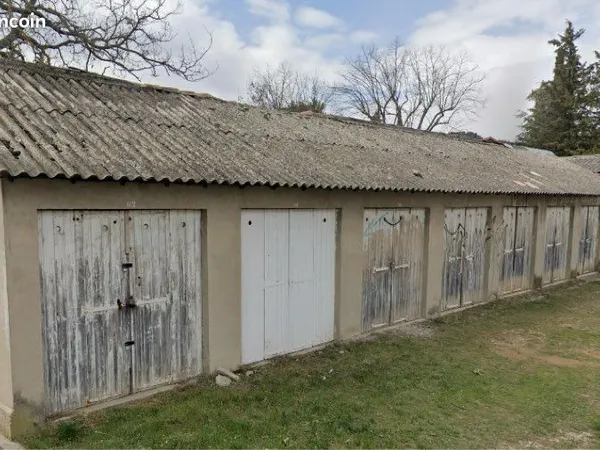 Garage en location dans une cour