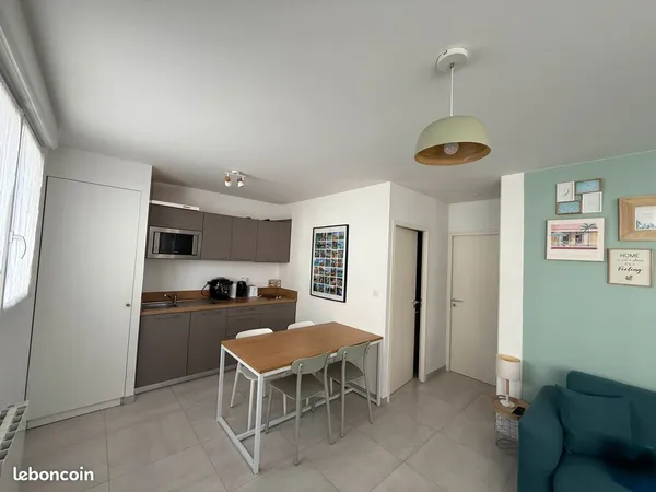 à louer à l'année - grand studio meublé, lumineux et sans charges de copropriété