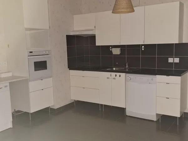 T3, 65m2, AVEC garage individuel, chauffage et eau chaude COMPRIS. Accès immédiat aux transports en 