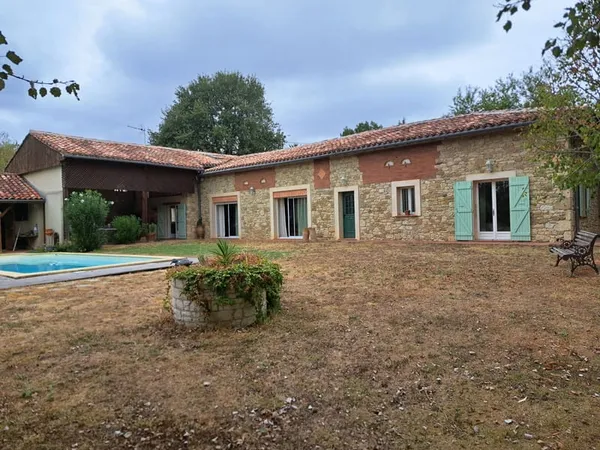 PROPRIETE AVEC MAISON-PISCINE-TERRAIN-LOCAL-BOIS