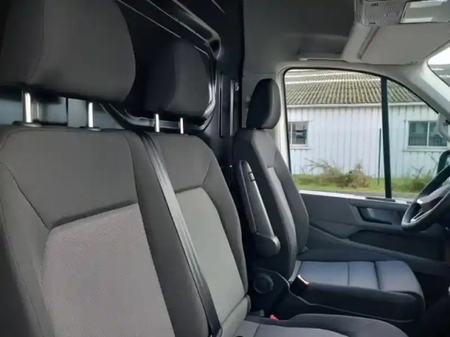 Volkswagen Crafter fg 35 l3h3 2.0 tdi 140ch business plus traction bva8 — photo 8