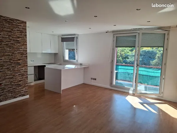 🏠 T3 rénové 59 m² + garage box 18 m² + balcon - Métro Mermoz à 100 m